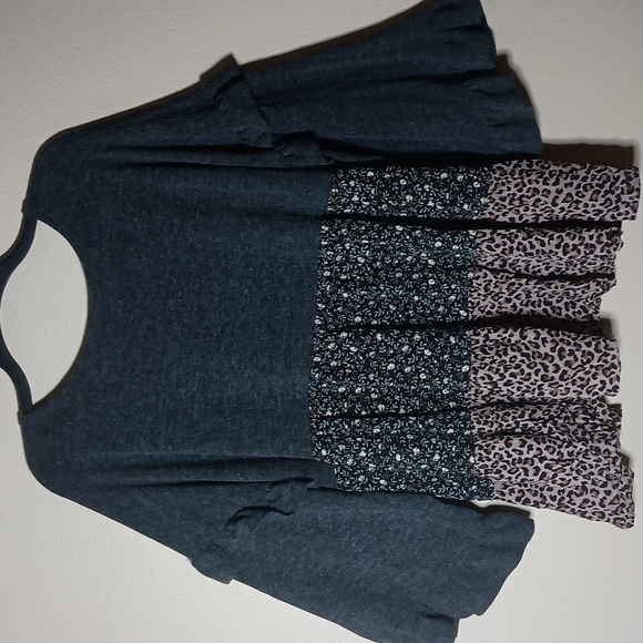 Gigio Women's Charcoal, Floral And Cheetah Print Ruffled Top - Picture 4 of 6